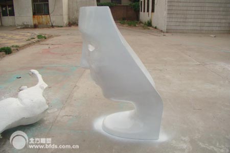 人脸座椅雕塑