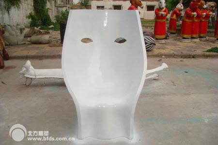人脸座椅雕塑