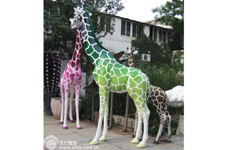 仿真动物雕塑-彩色长颈鹿1