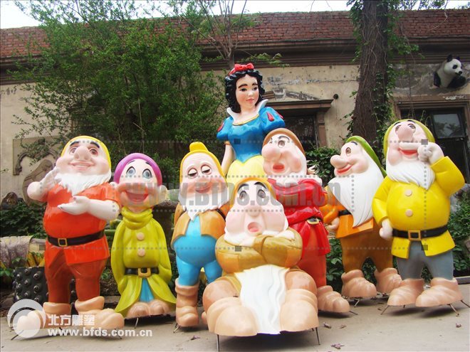 白雪公主雕塑与七个小矮人雕塑
