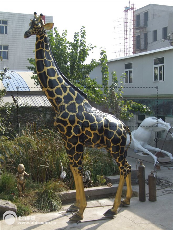 仿真长颈鹿雕塑、彩色长颈鹿、仿真动物雕塑